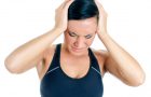 žena koju boli glava tokom vežbanja