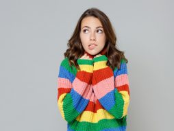 devojka u džemperu