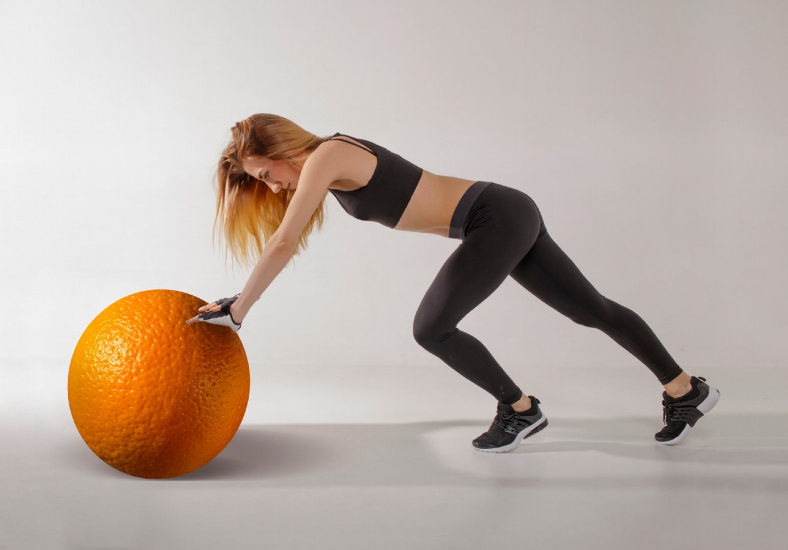 devojka gura pomorandžu