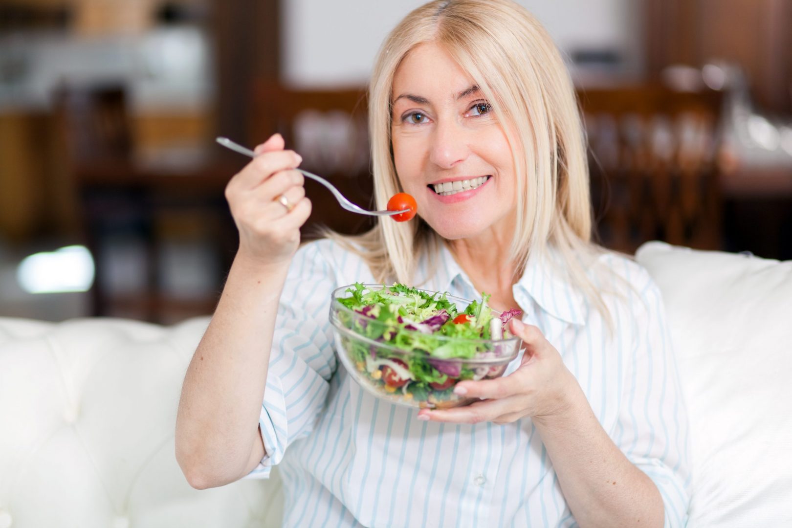 žena jede salatu 