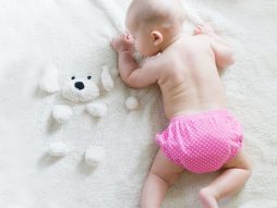beba devojčica pelene