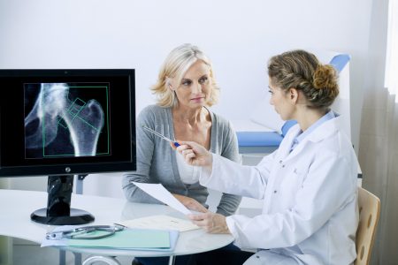 žena kod reumatologa zbog osteoporoze