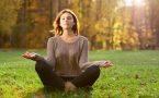 žena meditira na travi