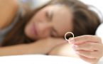žena spava sa prstenom u ruci