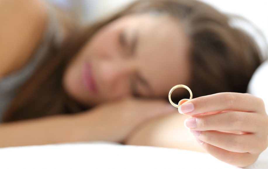 žena spava sa prstenom u ruci