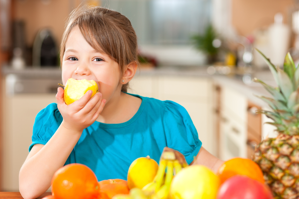 devojčica jede voće