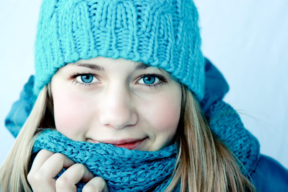 devojka sa zimskom kapom