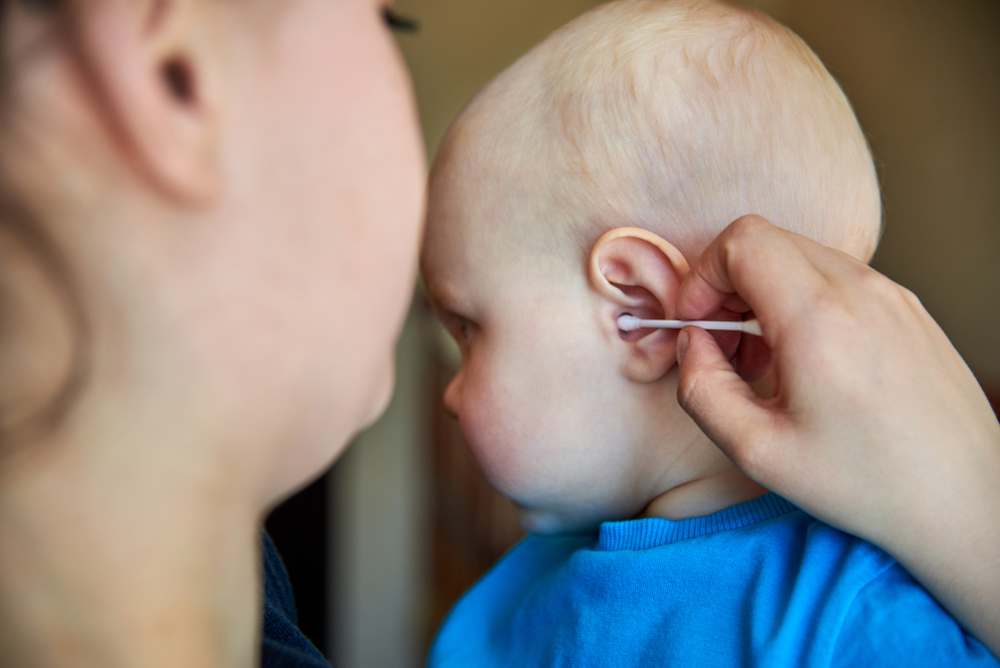 mama čisti bebi uho
