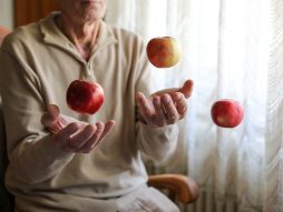 stari čovek žonglira sa jabukama