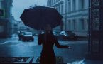 devojka sa kišobranom na kiši