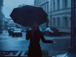 devojka sa kišobranom na kiši