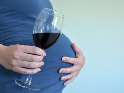 trudnica sa čašom vina