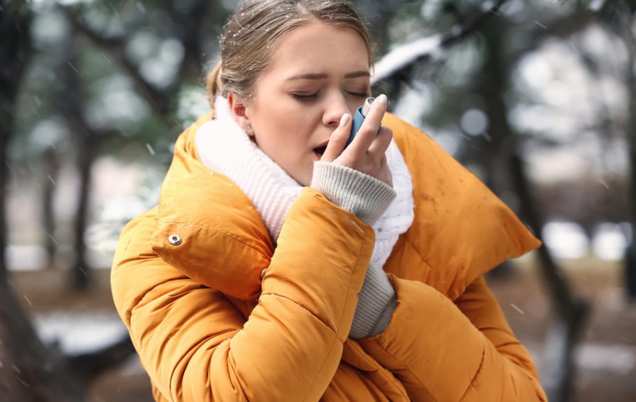devojka ima pumpicu za astmu