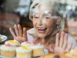 žena gleda u kolače kroz prozor
