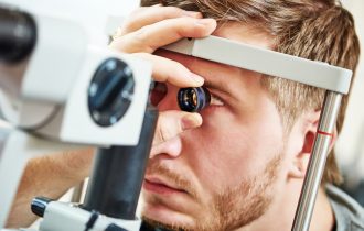 Očni pregled mogao bi da predvidi srčani udar