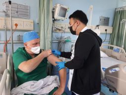 dr Despot prima vakcinu u Dubaiju u bolnici