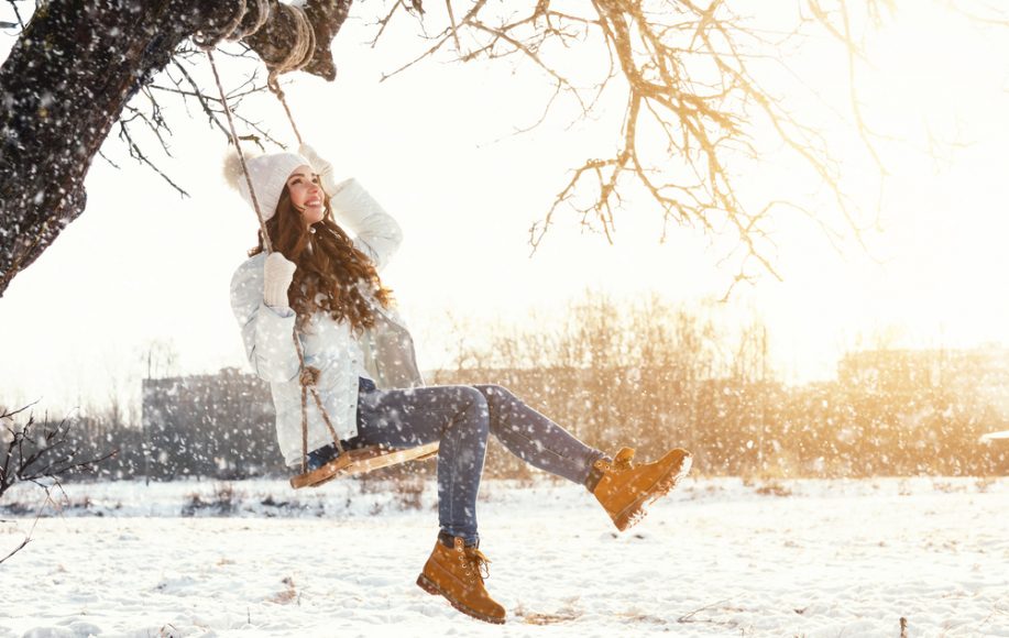 devojka se ljulja u snegu