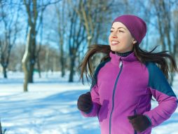 žena trči zimi