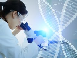 naučnica radi na genskoj terapiji