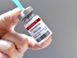covid 19-vakcina-moderna efikasnija od pfizer