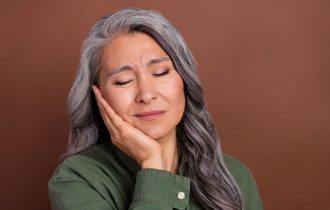 Menopauza oštećuje zube i desni, kako poboljšati oralno zdravlje i higijenu u tom periodu