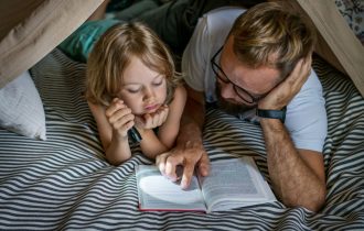 Deca kojoj očevi redovno čitaju postižu bolji uspeh u školi, tvrde istraživači