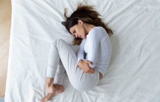 Zašto odrasli zauzimaju fetusni položaj: Anksioznost, odgovor na stres ili obična poza u snu?