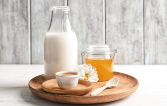 Kako mleko s medom poboljšava zdravlje i kada treba biti oprezan