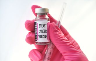 Prva pacijentkinja primila vakcinu za rak dojke: Posle 30 godina istraživanja počela klinička studija