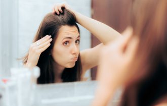 Prevremena pojava sede kose može biti posledica genetike ili nekog zdravstvenog stanja