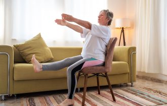 Joga na stolici za starije osobe: 10 najboljih poza za poboljšanje držanja i fleksibilnosti